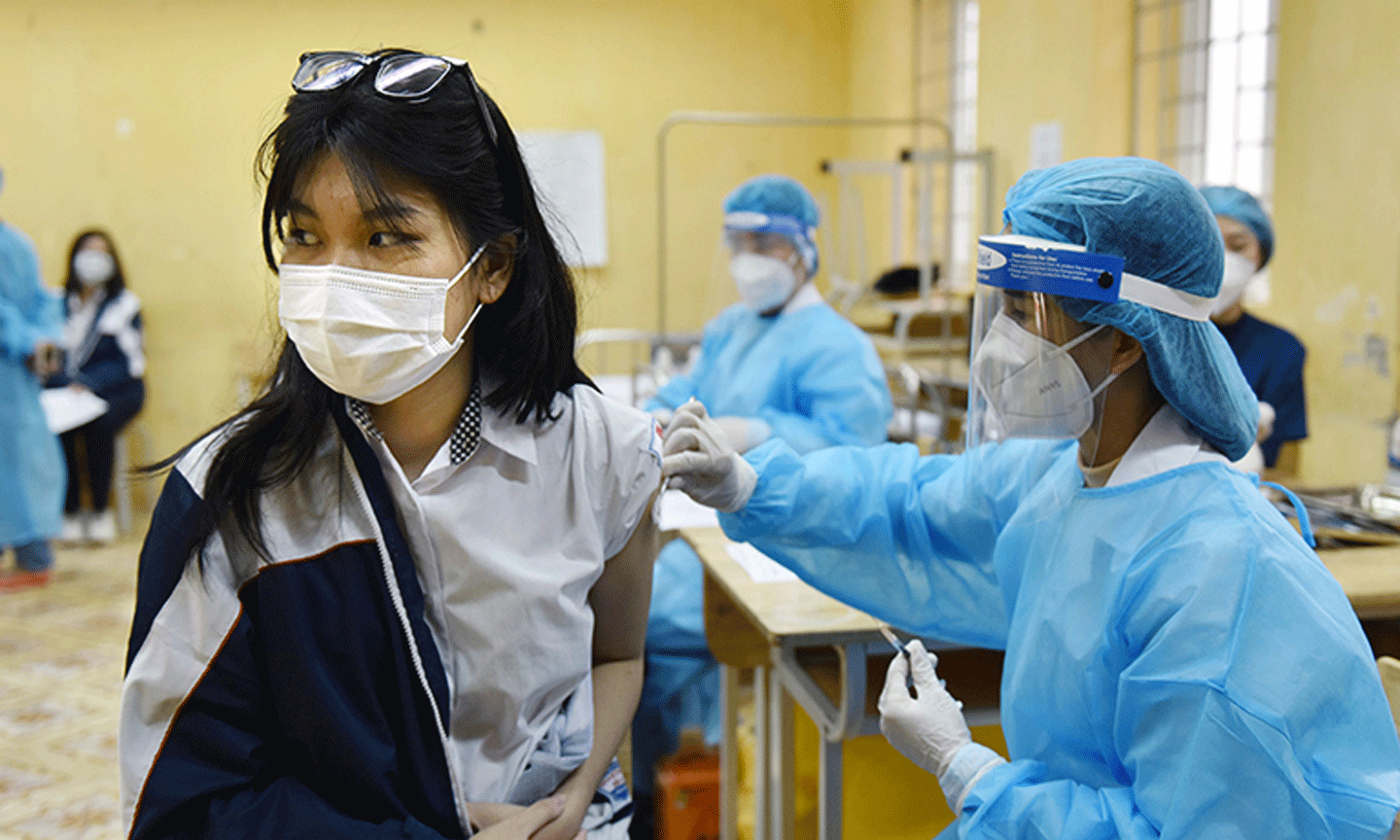 Tiêm vaccine phòng Covid-19 cho học sinh Trường THPT Quang Trung, quận Ðống Ða, Thành phố Hà Nội. (Ảnh: THẾ ÐẠI)