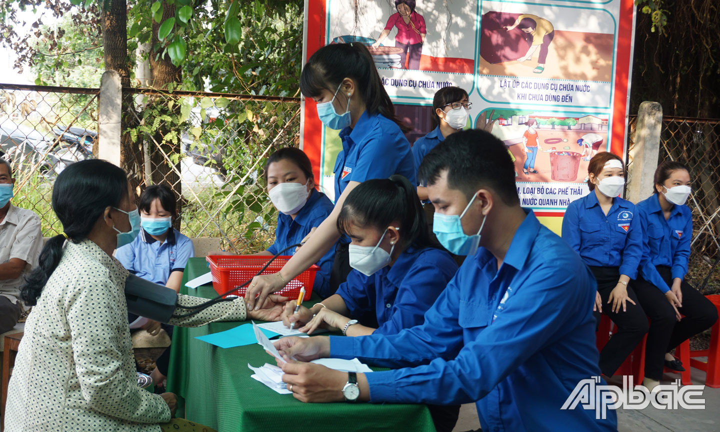 ĐVTN tham gia khám, chữa bệnh, cấp thuốc miễn phí cho người dân có hoàn cảnh khó khăn tại Trạm Y tế xã Tam Hiệp, huyện Châu Thành.