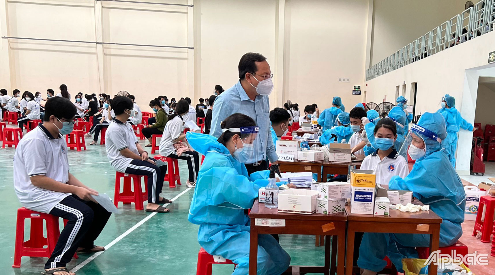 Tiền sĩ bác sĩ Đỗ Quang Thành giám sát công tác tiêm vắc xin Covid-19 cho học sinh