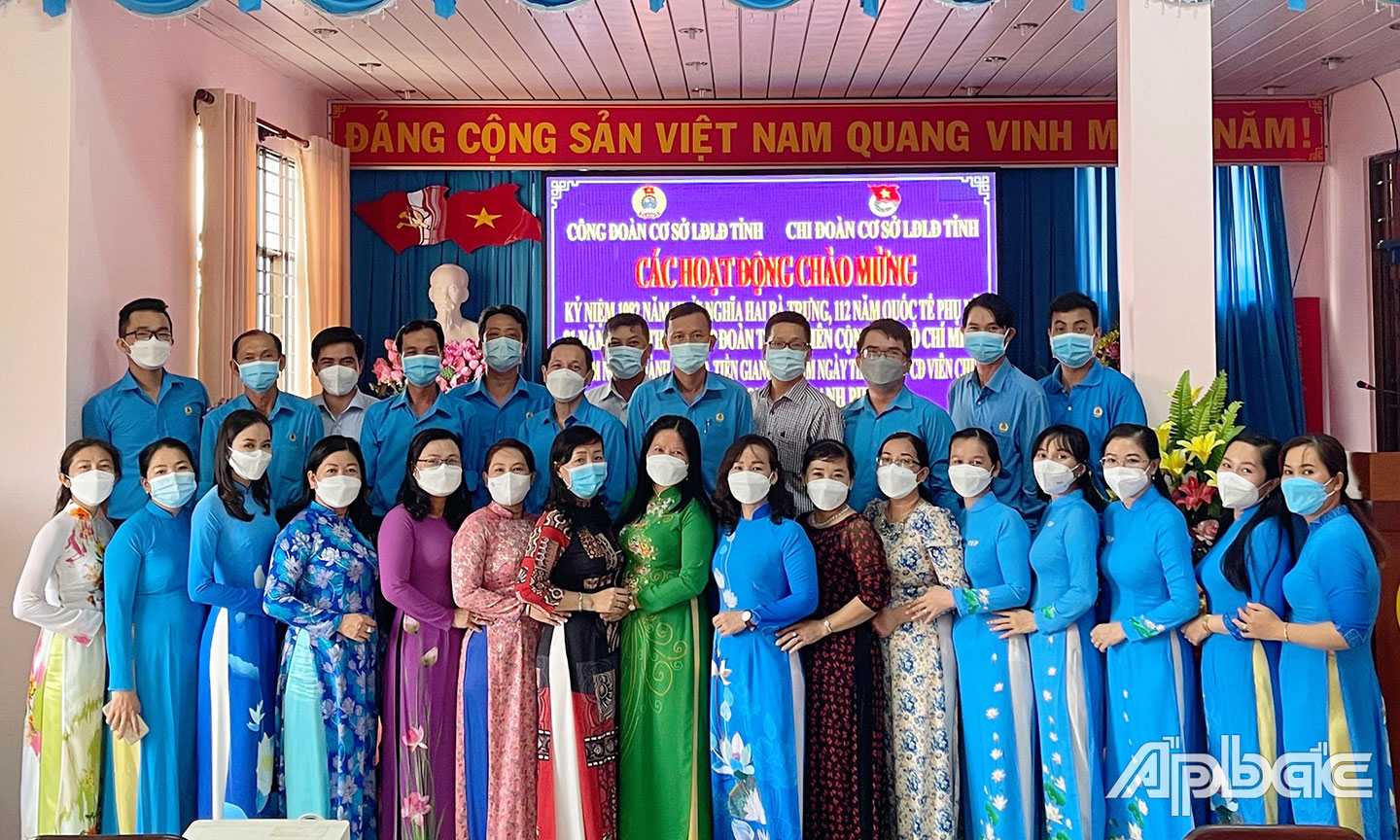 Tập thể cán bộ, công nhân viên LĐLĐ tỉnh Tiền Giang.
