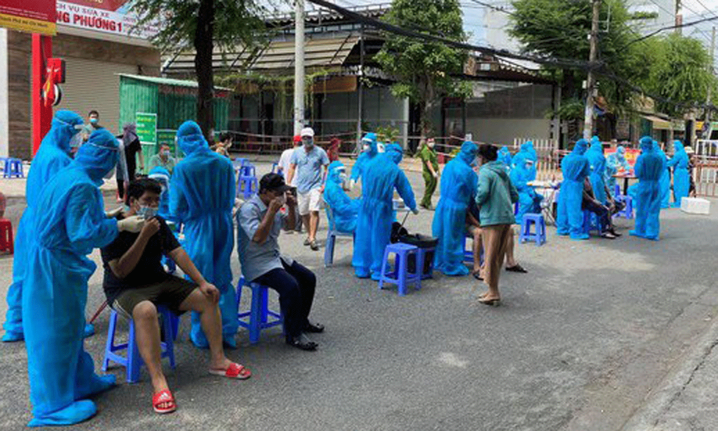 Nhân viên y tế đang lấy mẫu xét nghiệm người dân