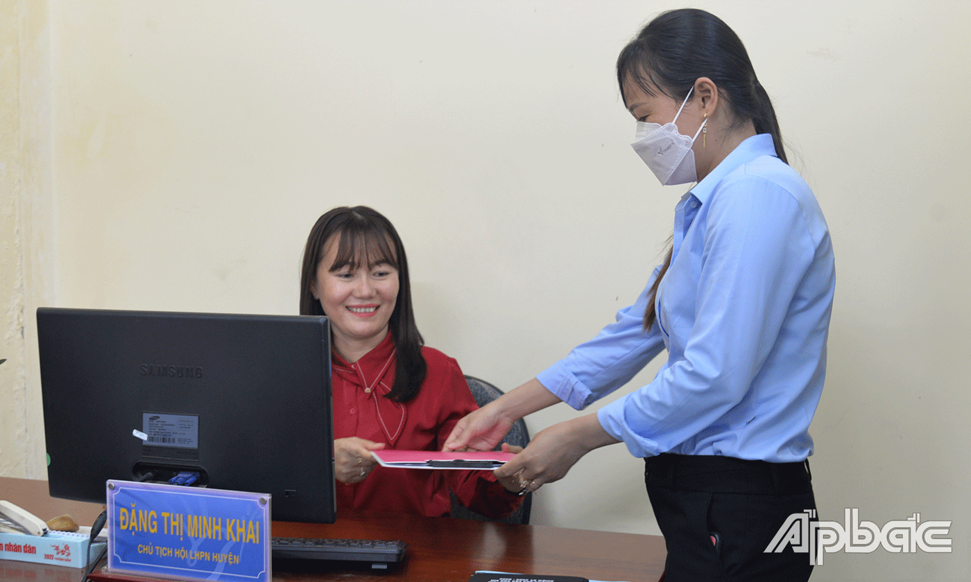 Chị Đặng Thị Minh Khai (người ngồi).