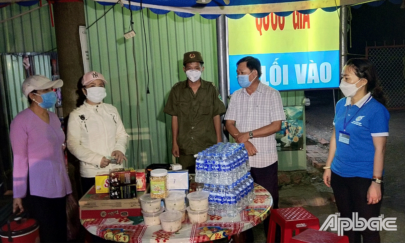 Thăm, tặng quà lực lượng trực chốt khi dịch Covid bùng phát.
