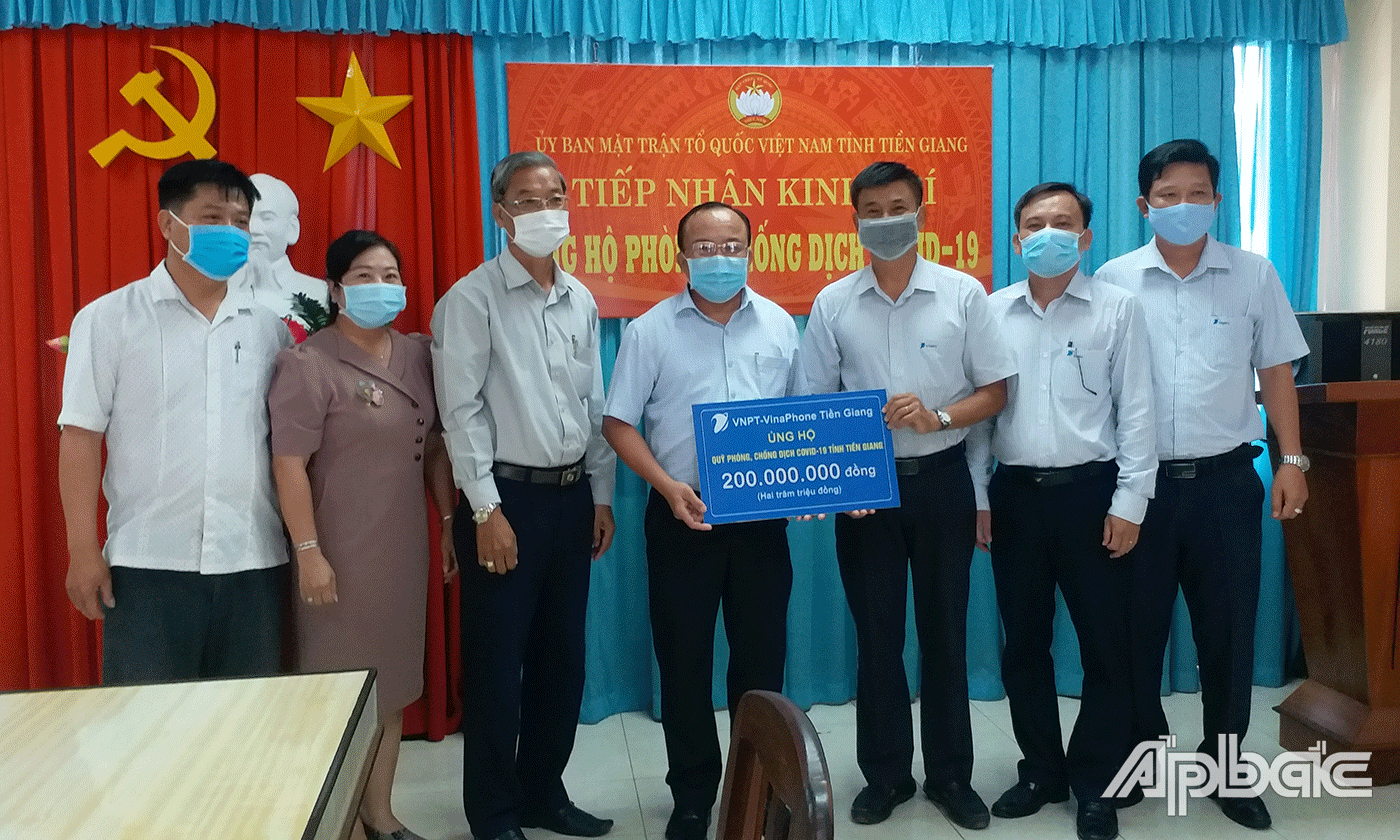 VNPT-Vinaphone Tiền Giang ủng hộ phòng, chống dịch Covid-19.