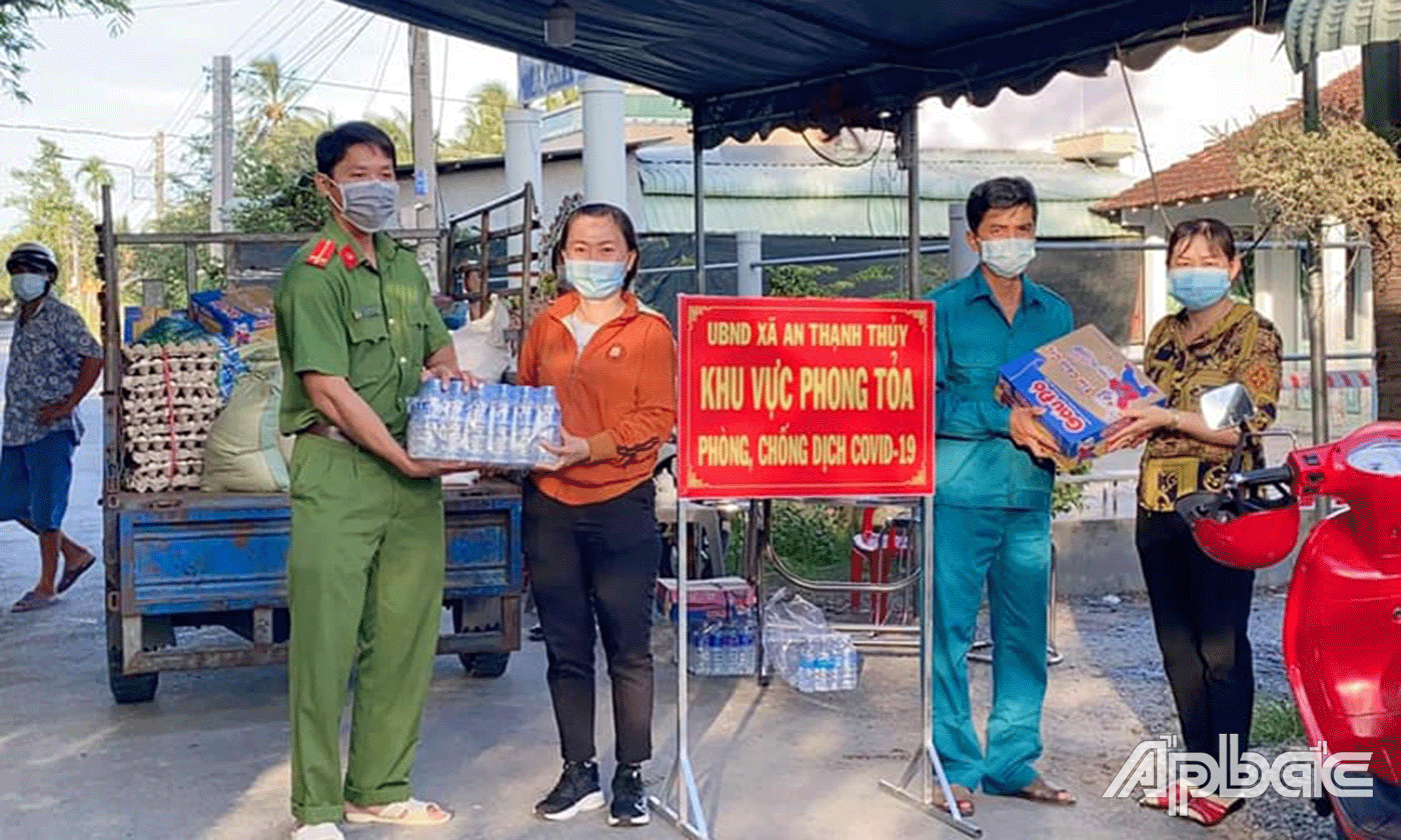 Các tổ chức thành viên thăm, tặng quà lực lượng chống dịch.