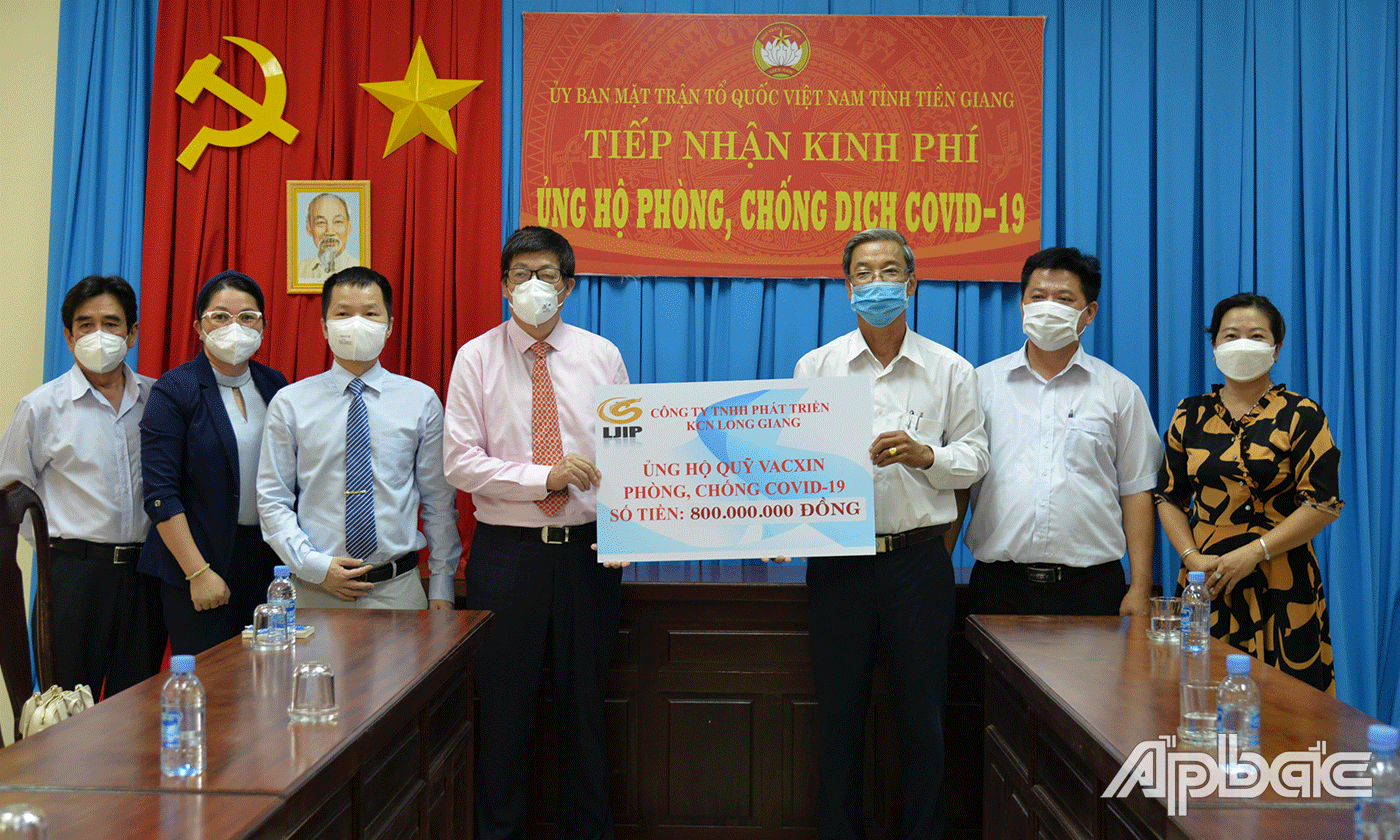 Công ty TNHH Phát triển KCN Long Giang ủng hộ phòng, chống Covid-19.
