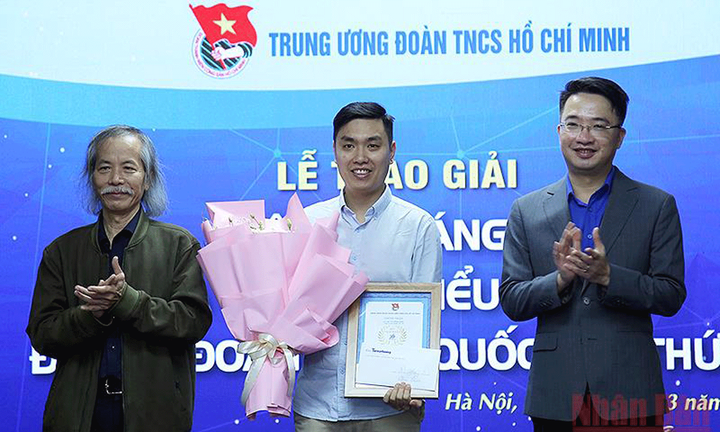 Họa sĩ Vũ Hồng Quân (giữa) nhận giải Nhất cuộc thi tại buổi lễ.