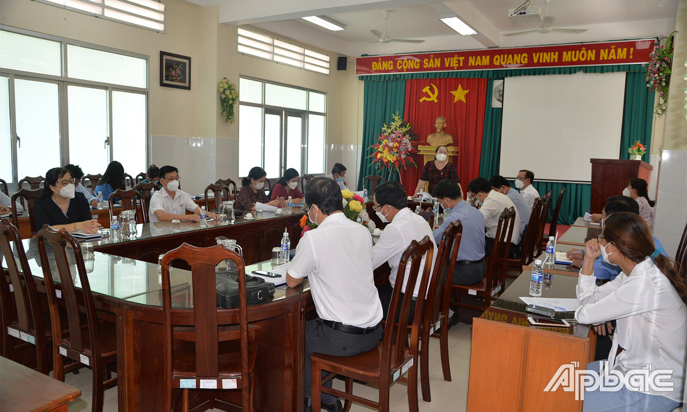 Quang cảnh buổi làm việc