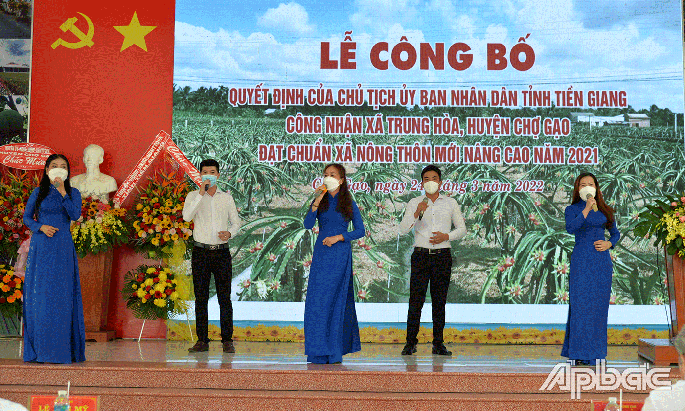 Văn nghệ chào mừng xã TRung Hòa đạt chuẩn NTM nâng cao.