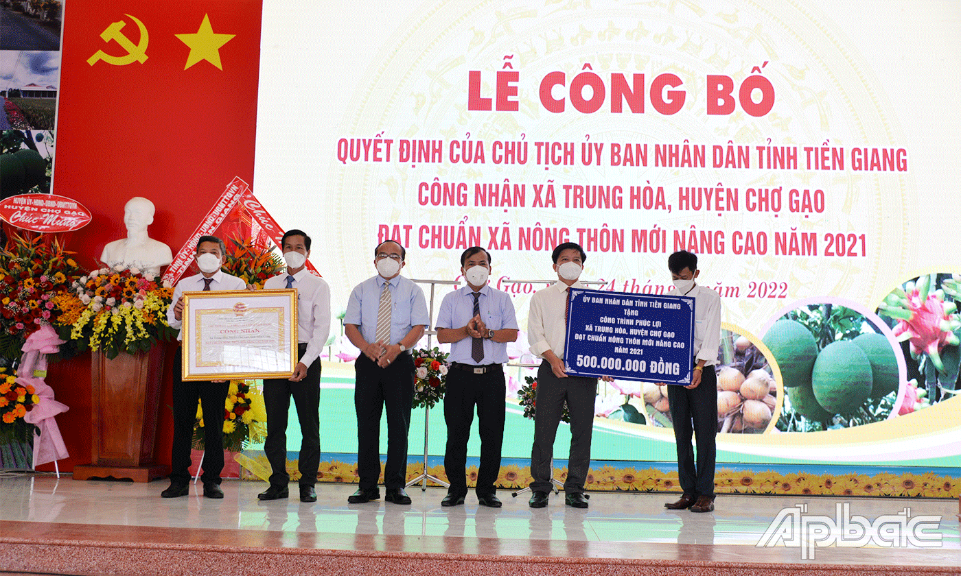 Xã Trung Hòa vinh dự nhận Bằng công nhận đạt chuẩn NTM nâng cao.