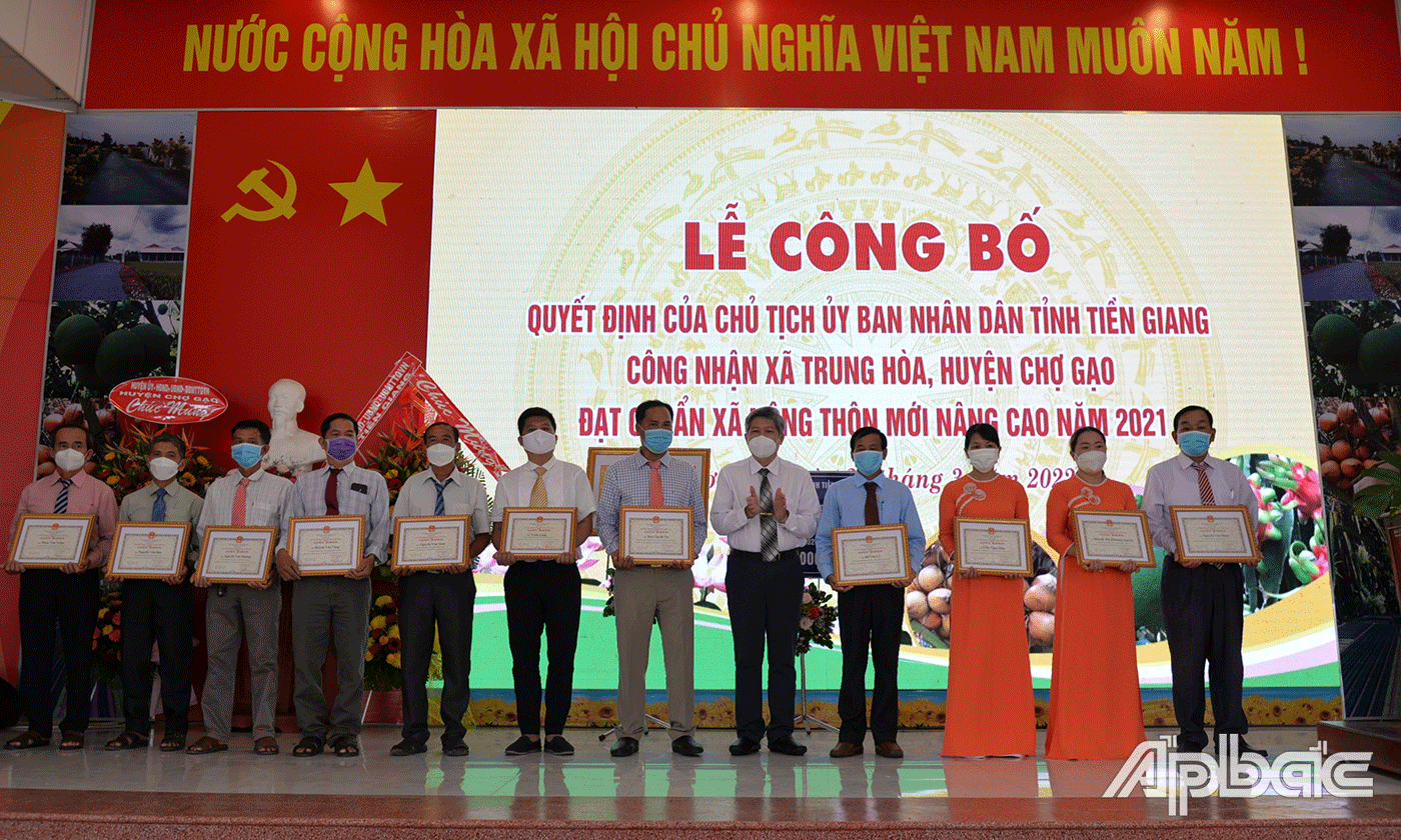 Chủ tịch UBND huyện Chợ Gạo Nguyễn Hồng Hữu khen thưởng các tập thể, cá nhân.