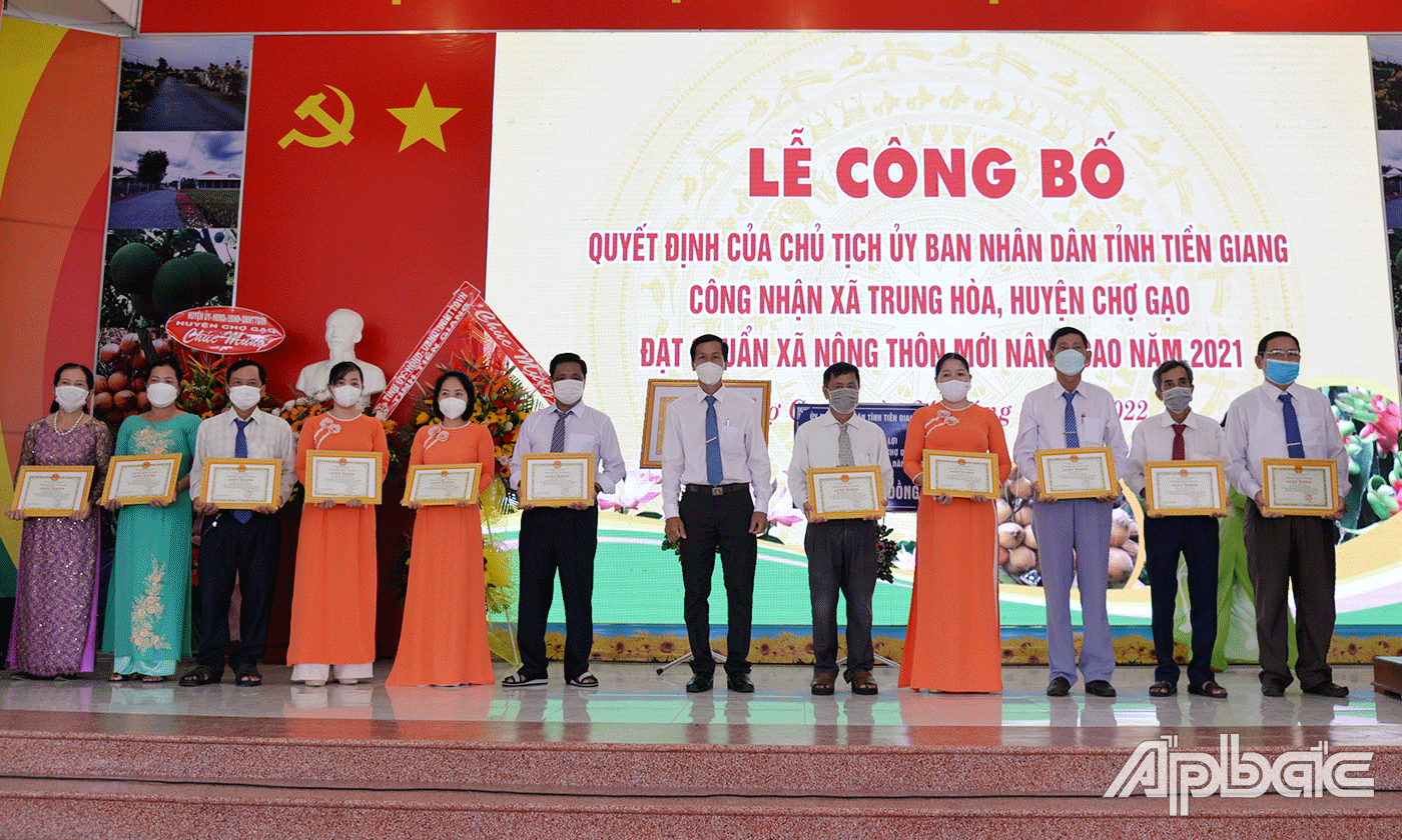 Chủ tịch UBND xã Trung Hòa khen thưởng các tập thể, cá nhân.
