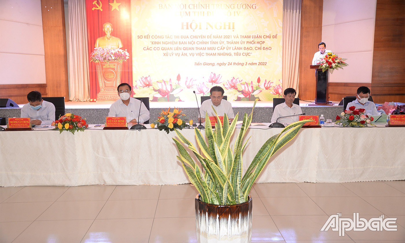 Chủ trì hội nghị