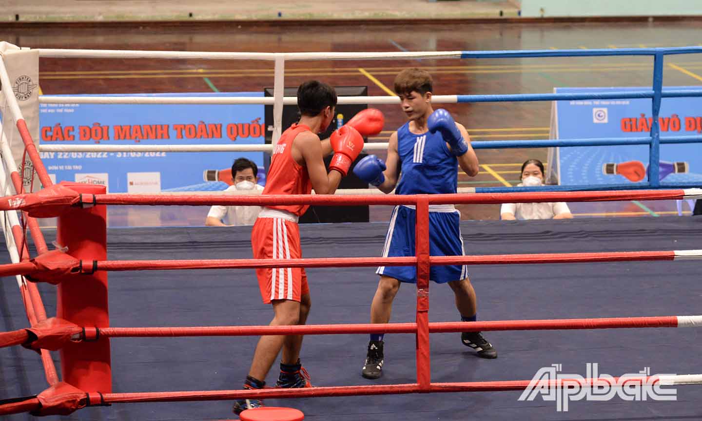Các VĐV thi đấu trong đêm khai mạc.