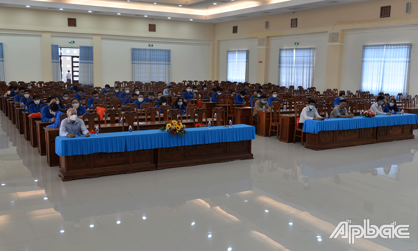 Đại biểu tham dự buổi họp mặt.