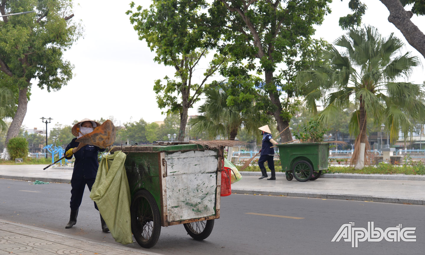 Dù nắng hay mưa, nữ công nhân vệ sinh môi trường vẫn chăm chỉ với công việc, góp phần làm cho TP. Mỹ Tho ngày càng xanh - sạch - đẹp.