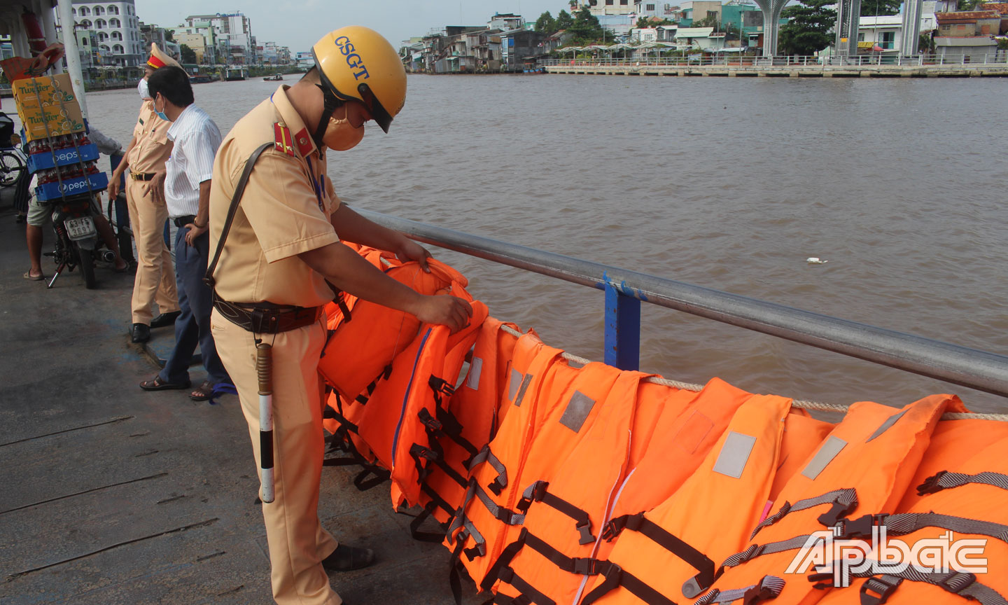 Đoàn công tác kiểm tra các áo phao, dụng cụ nổi trên phương tiện.