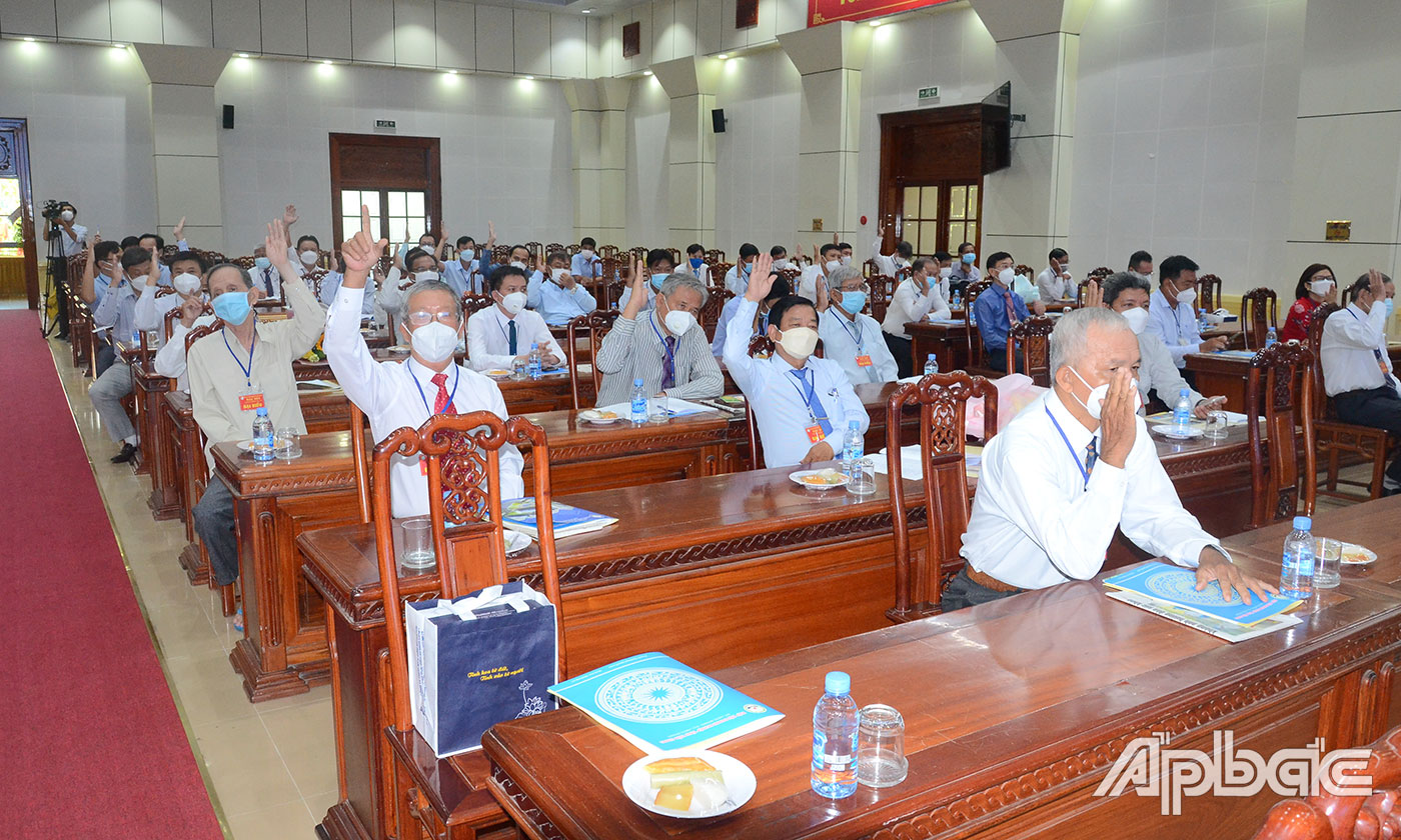 Các đại biểu biểu quyết bầu Ban Chấp hành Hiệp hội DN tỉnh nhiệm kỳ 2022-2027.