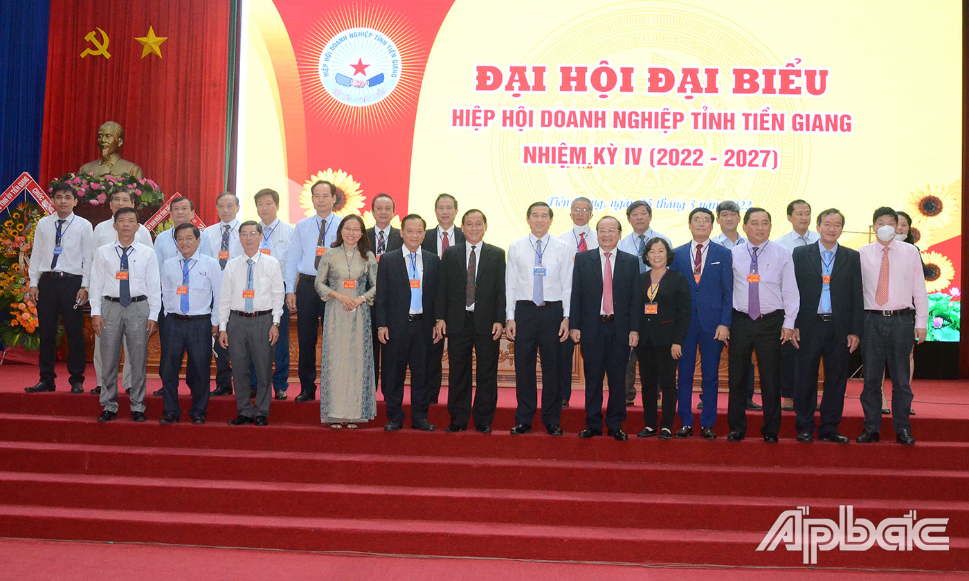 Ban Chấp hành Hiệp hội DN tỉnh nhiệm kỳ 2022-2027 ra mắt đại hội.