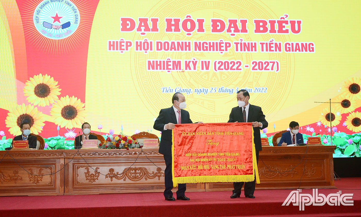 Đồng chí Nguyễn Văn Vĩnh trao tặng Bức trướng của UBND tỉnh cho Hiệp hội DN tỉnh.