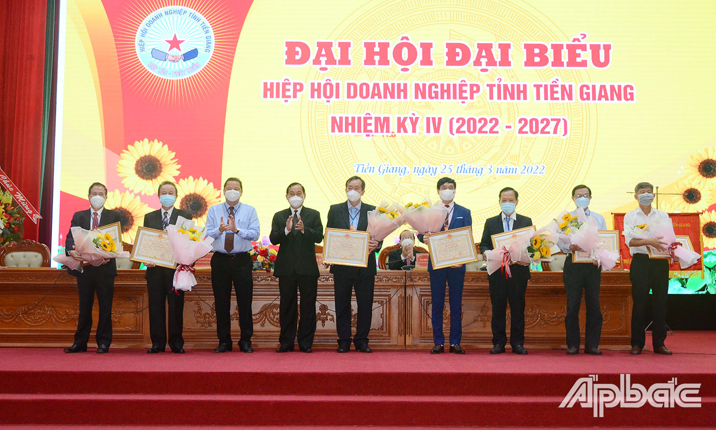 Đồng chí Nguyễn Văn Vĩnh tặng Bằng khen của UBND tỉnh cho các cá nhân.