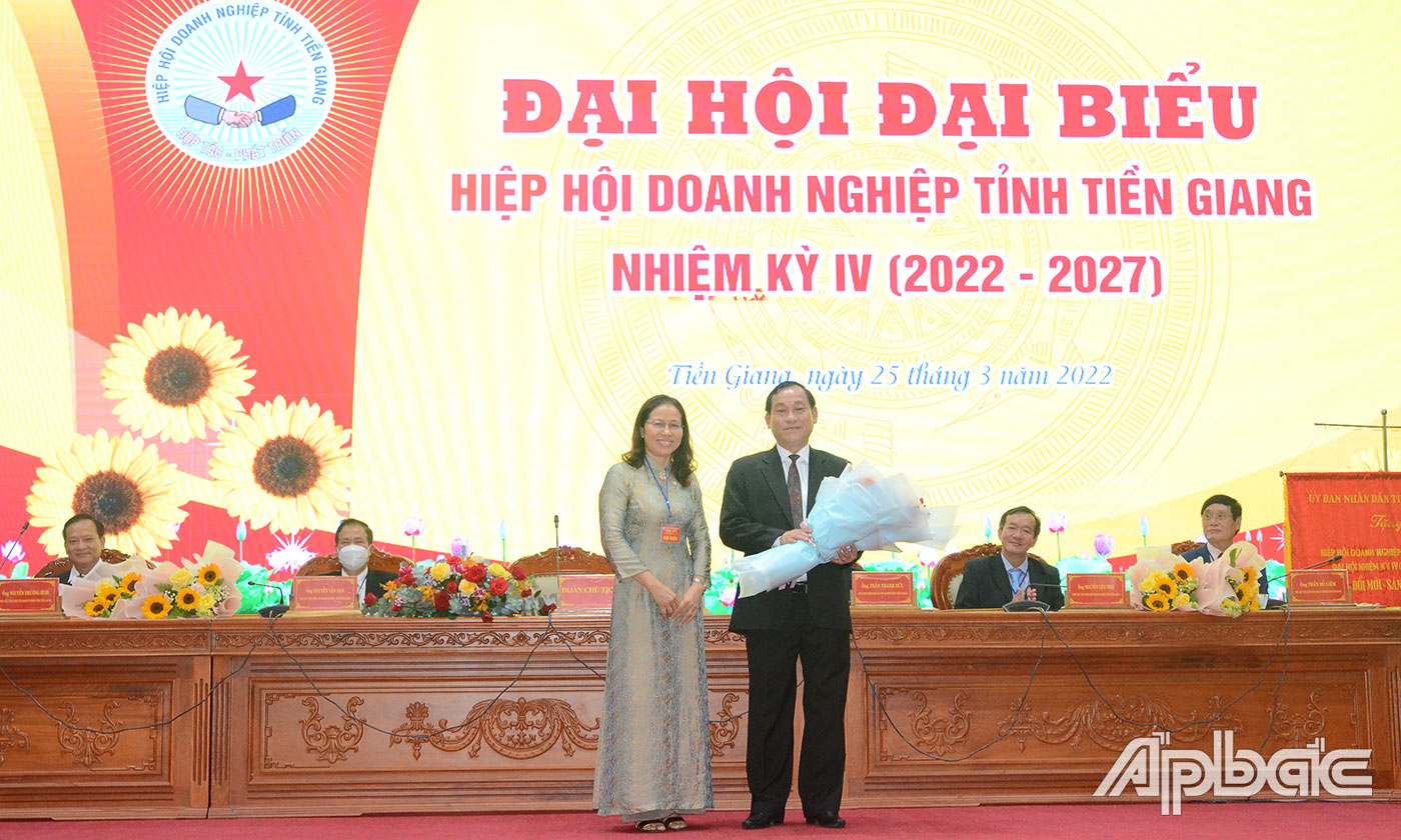 Lãnh đạo Hiệp hội DN tỉnh nhiệm kỳ 2022-2027 tặng hoa cho đồng chí Nguyễn Văn Vĩnh.