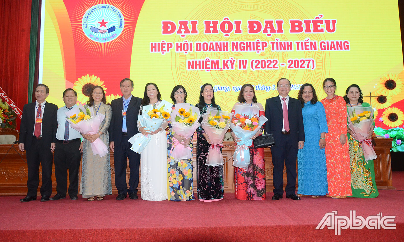 Các đại biểu chụp hình lưu niệm.