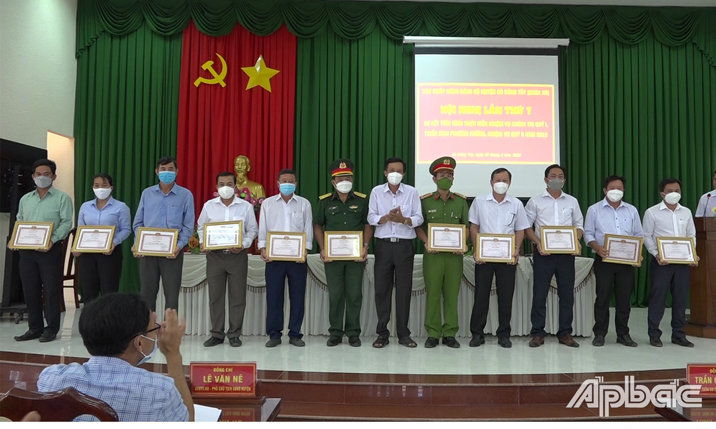 khen thưởng 11 tổ chức cơ sở Đảng hoàn thành xuất sắc nhiệm vụ trong năm 2021 