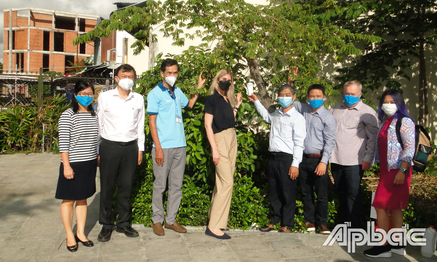 Treo ly chứa trứng muỗi mang Wolbachia trong khu dân cư tại các phường của TP. Mỹ Tho.