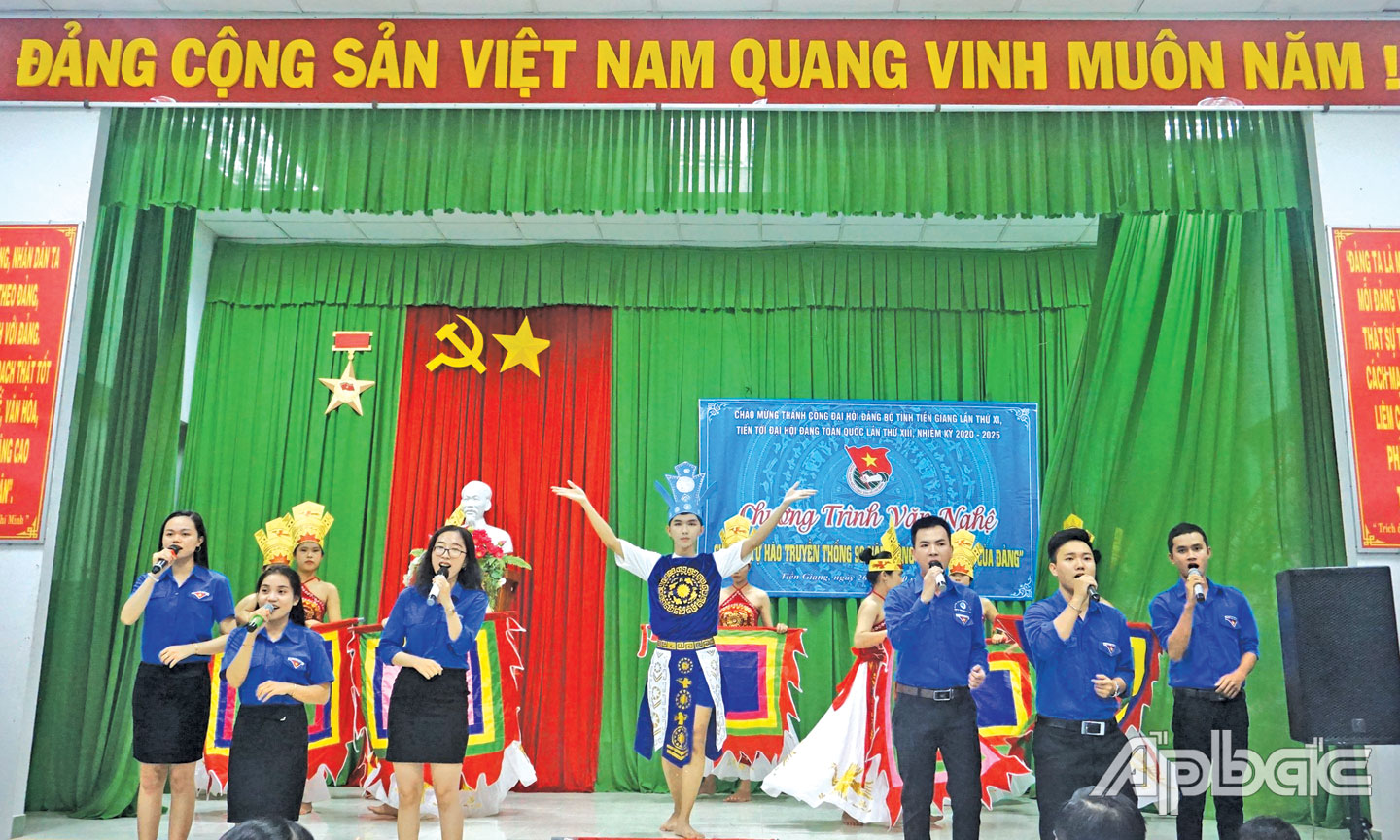 Tỉnh đoàn tổ chức Chương trình lưu diễn “Tuyên truyền ca khúc cách mạng” (ảnh chụp trước khi dịch Covid-19 bùng phát).