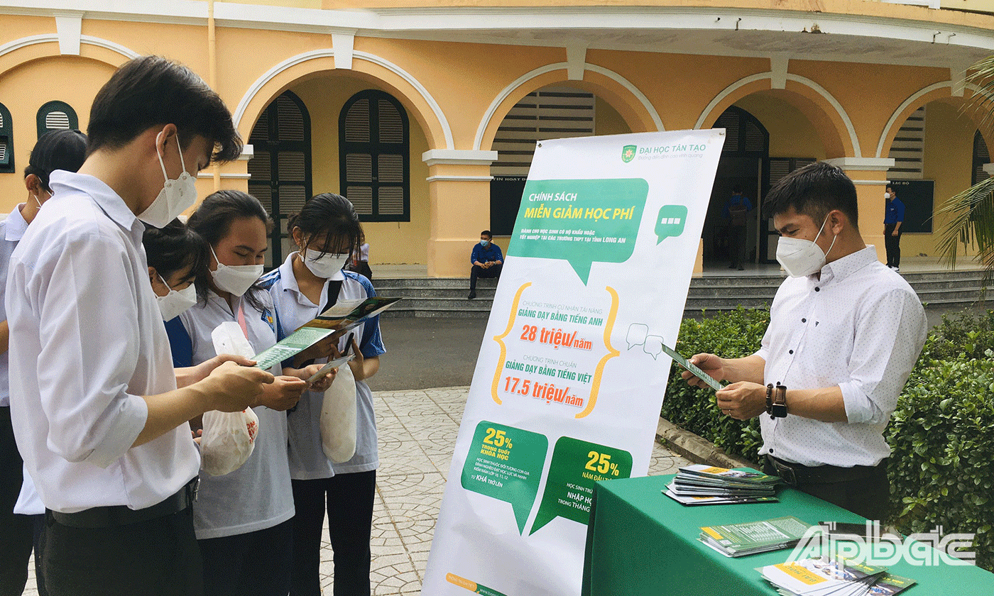 Trường Đại học Tân Tạo tư vấn tuyển sinh cho các em học sinh 