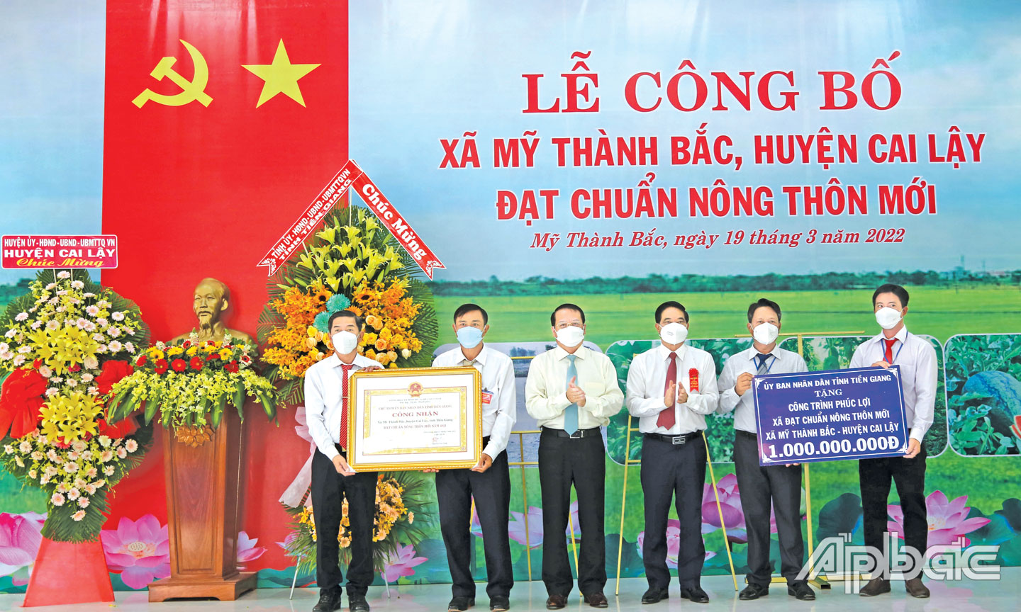 Mỹ Thành Bắc nhận Bằng công nhận đạt chuẩn NTM và Bảng tượng trưng tặng công trình phúc lợi xã hội. Ảnh: TUẤN LÂM