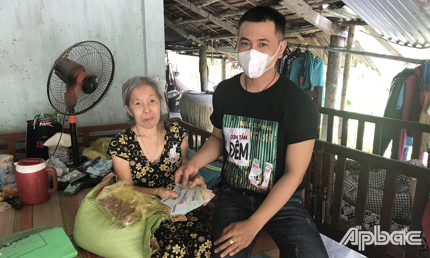Anh Nguyễn Duy trao tiền hỗ trợ cô Nguyễn Thị Tuyết Nga.