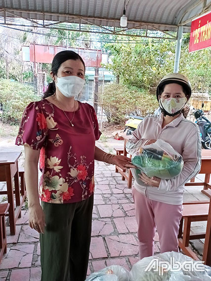 Chị Ngọc vận chuyển lương thực, thực phẩm hỗ trợ người dân trong thời gian phòng, chống dịch Covid-19.                                                                                Ảnh: VÕ DUY