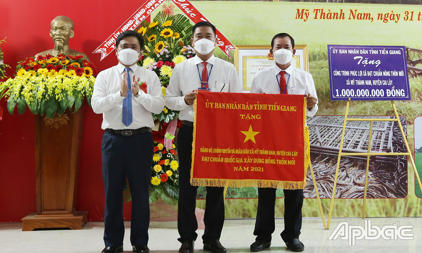 Đồng chí Nguyễn Văn Dũng trao Cờ thi đua của UBND tỉnh cho xã Mỹ Thành Bắc.
