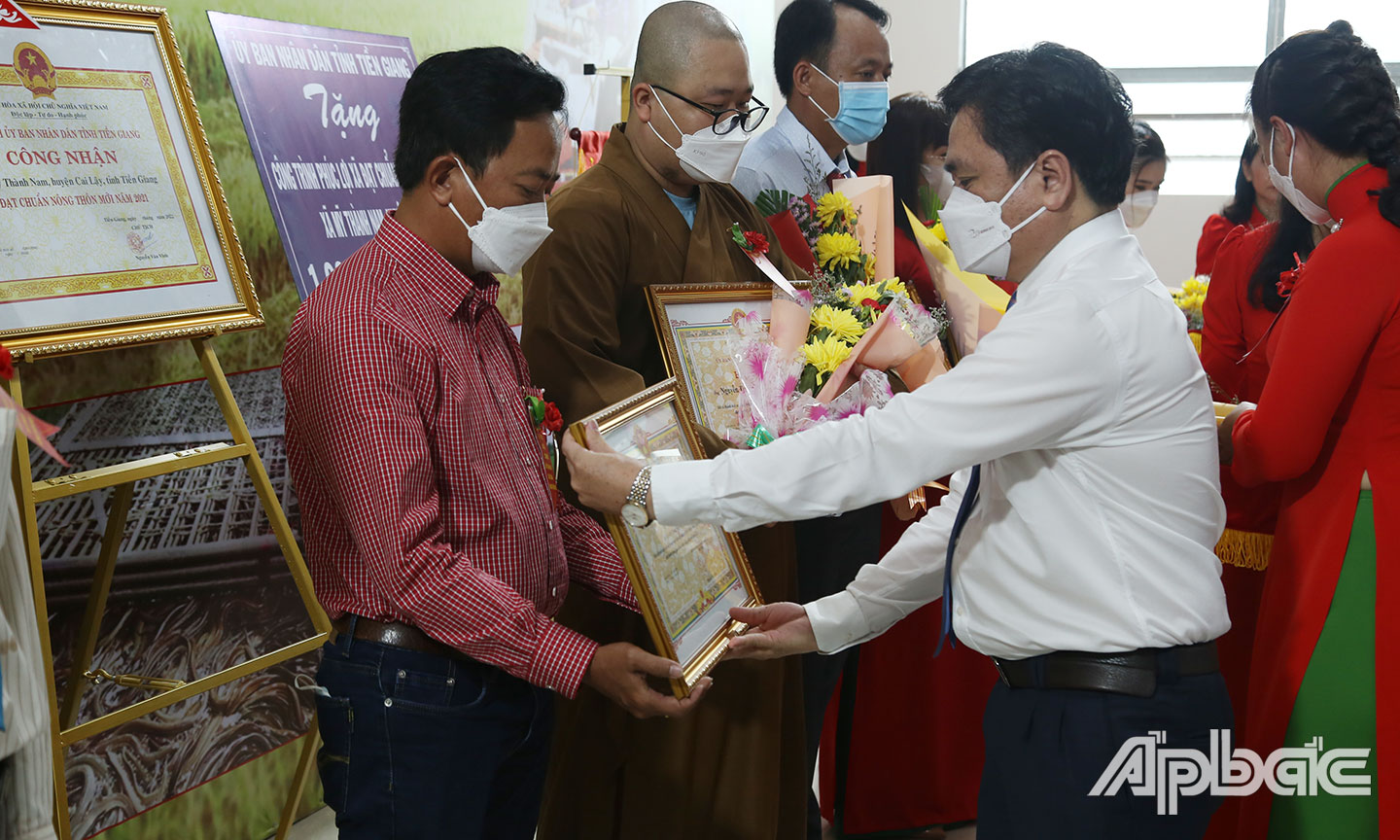 Trao Bằng khen của UBND tỉnh tặng các tập thể, cá nhân có thành tích xuất sắc trong xây dựng xã Mỹ Thành Nam đạt chuẩn NTM.