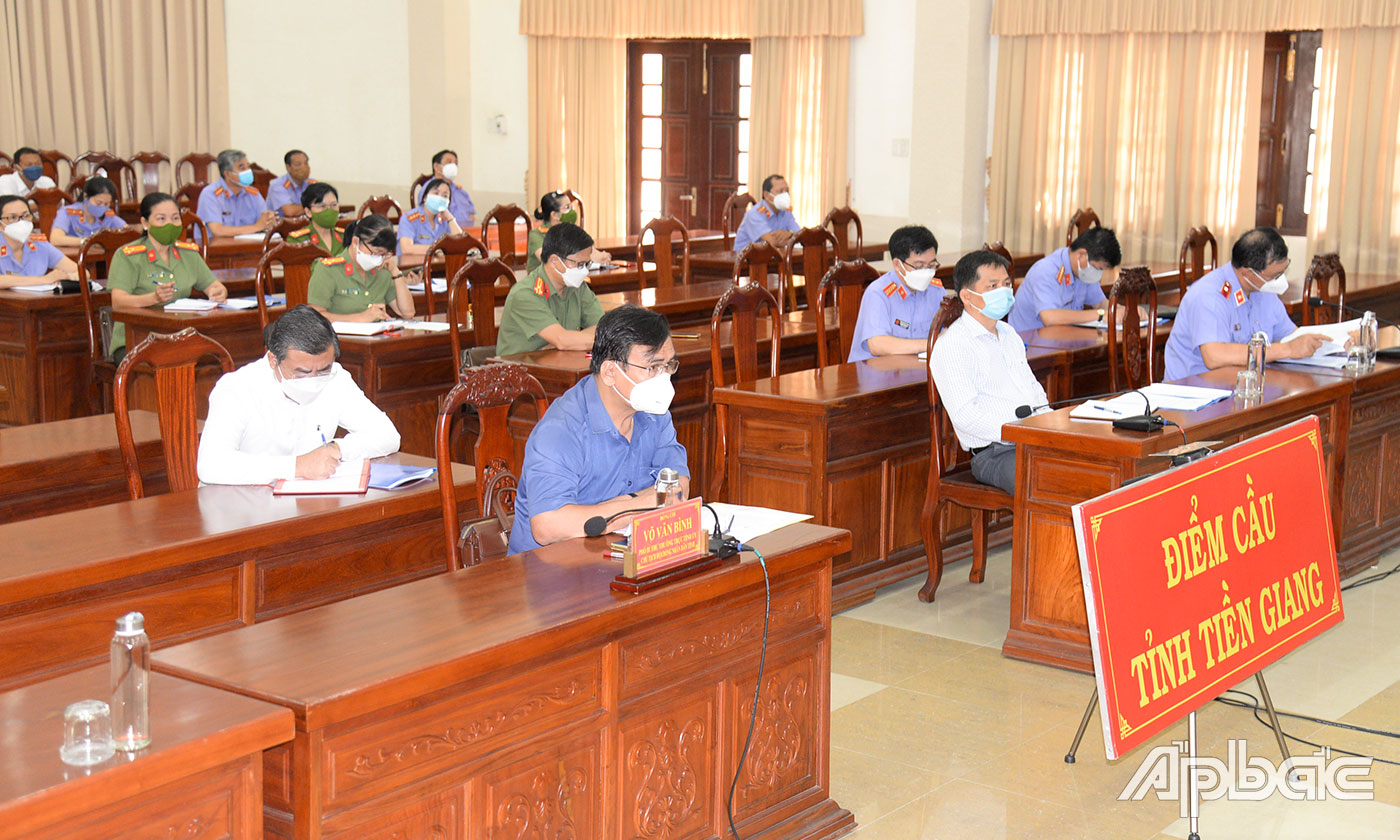 Đồng chí Võ Văn Bình, Phó Bí thư Thường trực Tỉnh ủy, Chủ tịch HĐND tỉnh, Trưởng Ban Chỉ đạo Cải cách tư pháp tỉnh Tiền Giang dự và chủ trì tại điểm cầu Tiền Giang.