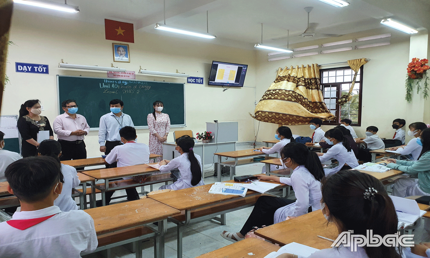Tiến sĩ Lê Quang Trí kiểm tra công tác dạy học trực tiếp tại Trường THCS Bình Đức. 