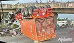 Container lật chắn làn cao tốc, kẹt xe kéo dài