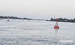 Lắp phao nổi cảnh báo nguy hiểm cồn nổi trên nhánh sông Tiền