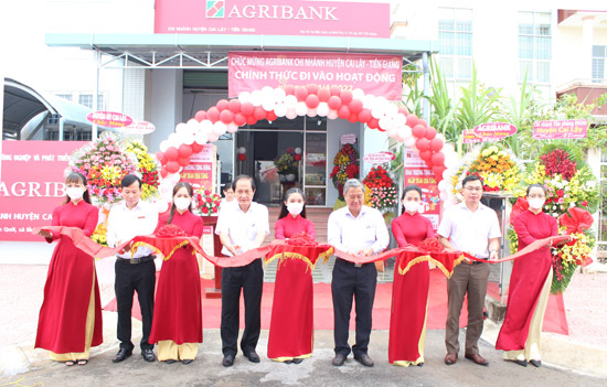 Nghi thức cắt băng khai trương Agribank chi nhánh huyện Cai Lậy.