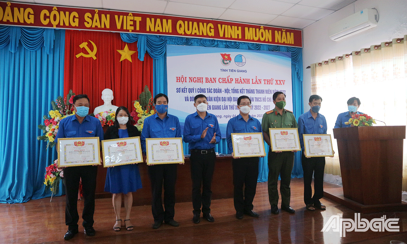 Tỉnh đoàn đã khen thưởng 6 tập thể, 5 cá nhân có thành tích xuất sắc trong thực hiện Tháng Thanh niên năm 2022