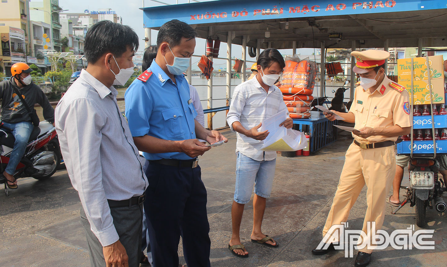 Đoàn Công tác kiểm tra, nhắc nhở chủ phương tiện tại bến phà Tân Long (TP. Mỹ Tho). 	Ảnh: LÊ MINH