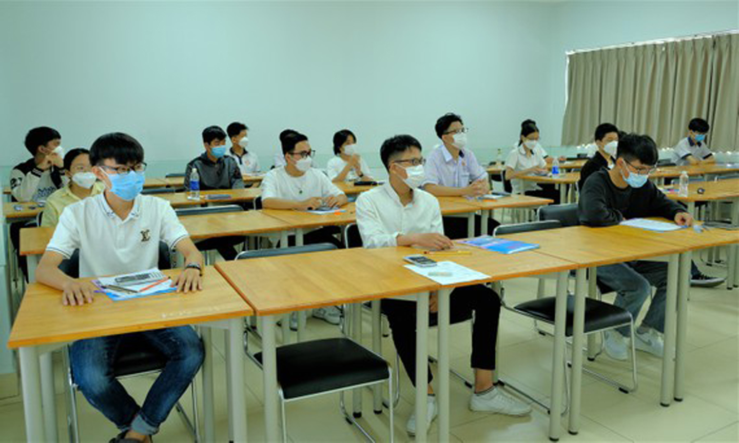 Cán bộ coi thi gọi thí sinh vào phòng thi trong kỳ thi đánh giá năng lực đợt 1 ngày 27-3