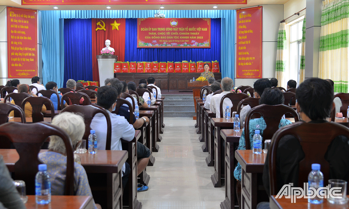 Quang cảnh buổi thăm đồng bào Khmer tại Tiền Giang của Phó Chủ tịch Ủy ban Trung ương MTTQ Việt Nam