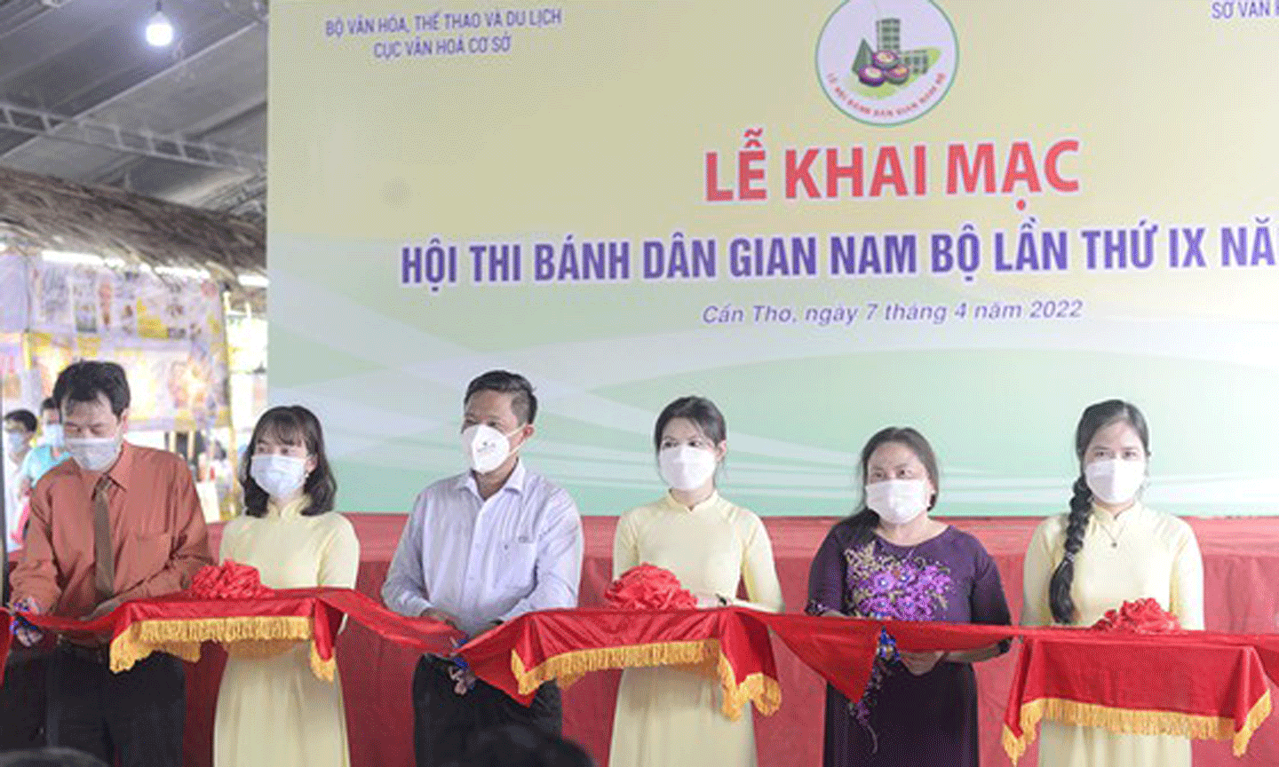 Các bạn trẻ chụp hình tại Lễ hội bánh dân gian Nam bộ lần 9-2022. Ảnh: TÍN HUY