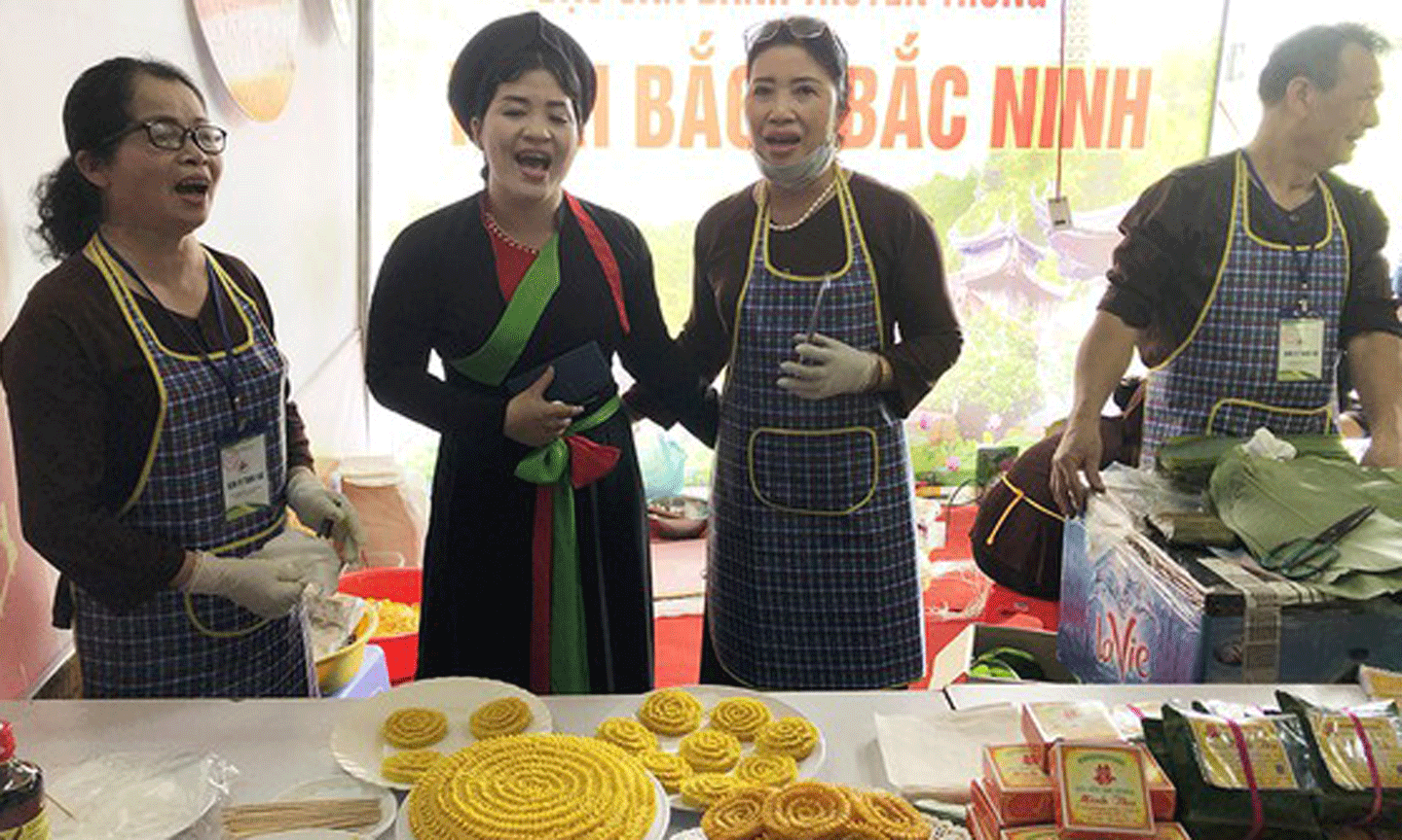 Khách tham quan có thể vừa nghe các nghệ nhân biểu diễn Dân ca quan họ Bắc Ninh...