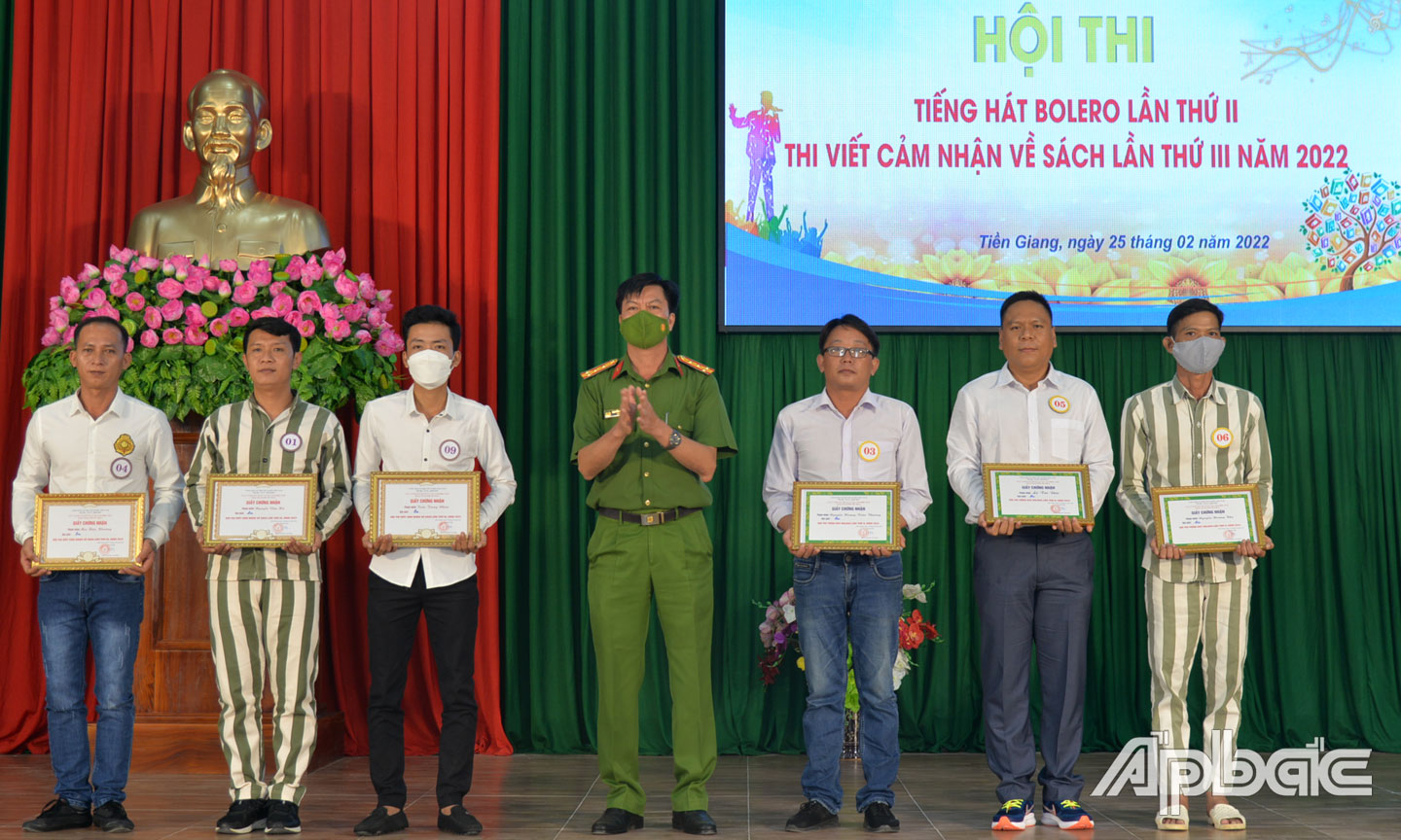 Ban Giám thị Trại giam Phước Hòa trao thưởng cho các phạm nhân đoạt giải Cuộc thi Viết cảm nhận về sách  lần thứ III-2022.