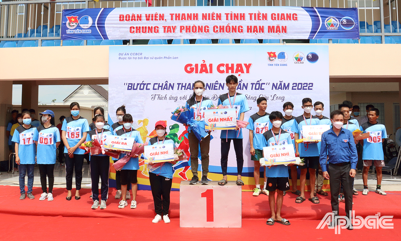 Đồng chí Nguyễn Thành Luân – Phó Bí thư Tỉnh Đoàn trao giải cho các thí sinh có thành tích xuất sắc nhất