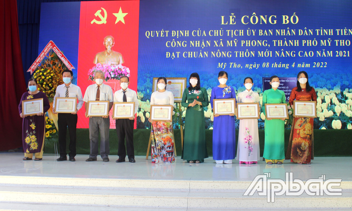 Phó Chủ tịch UBND TP. Mỹ Tho Lê Thị Bé Phượng khen thưởng các tập thể và cá nhân.